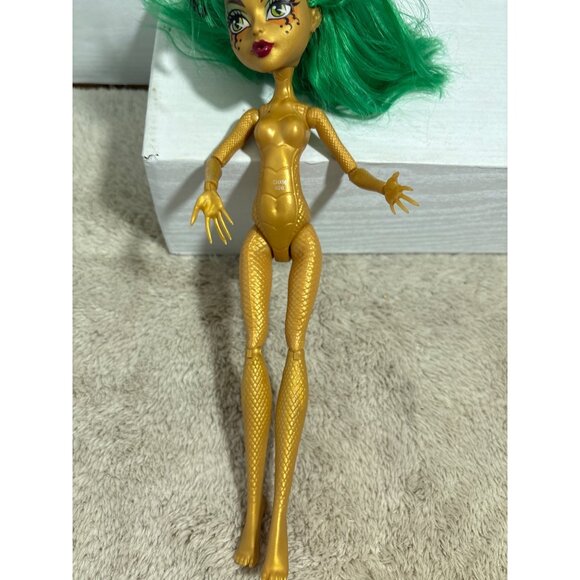 Monster High Jinafire Long Doll With Green Hair & Scaled Outfit - Picture 9 of 13